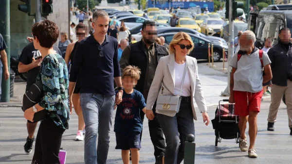 Κώστας Μπακογιάννης: Οικογενειακή απόδραση με τη Σία Κοσιώνη και τον μικρό Δήμο στο Καρπενήσι - Ο γιος τους έχει γίνει ολόκληρος άντρας