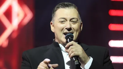 Μελαχρινή καλλονή: Εκείνος είναι 58 ενώ εκείνη... - Η σπάνια έξοδος του Νίκου Μακρόπουλου με την σύντροφό του στα μπουζούκια