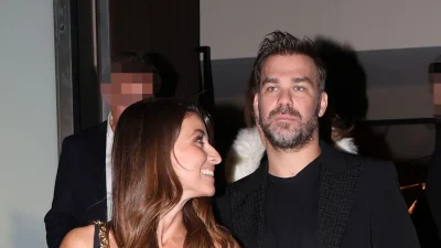 Μαύρο μίνι με διαφάνειες στο πάνω μέρος - Δεν πέρασε απαρατήρητο το φόρεμα της Σαρρή στο πλευρό του Γιώργου Σαμπάνη