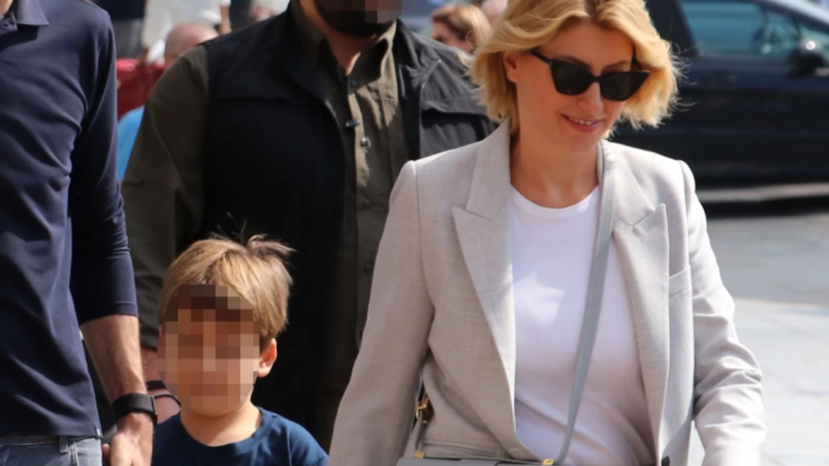 Σία Κοσιώνη: Ντυμένη στα κόκκινα στολίζοντας το πολύχρωμο χριστουγεννιάτικό δέντρο της - Γεμάτο λαμπάκια, κρεμαστά και χιονονιφάδες