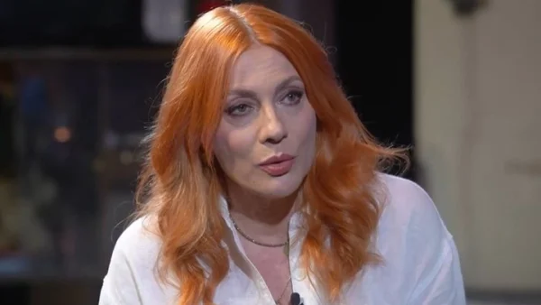 «Δεν νομίζω ότι υπάρχει αγία μαμά...» -  Η εξομολόγηση της Σμαράγδας Καρύδη για τον σύντροφο, την οικογένεια και την εξωτερική της εμφάνιση