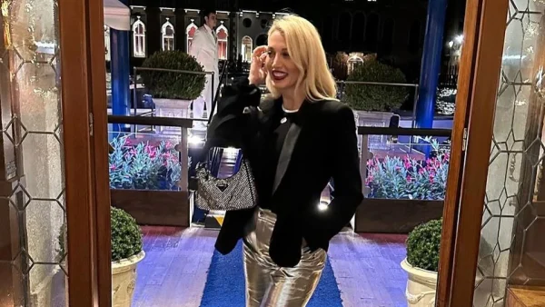 Η Κωνσταντίνα Σπυροπούλου φόρεσε το πιο minimal party look και θέλουμε να την αντιγράψουμε ASAP
