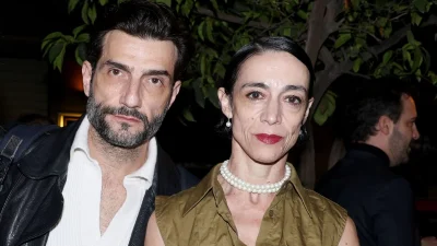 Γάμος Κουρή & Τοπαλίδου: Συγκινημένη η νύφη με τον γιο της - Το ποδαρικό στο σπίτι τους, οι ετοιμασίες και το λευκό, σατέν νυφικό (Βίντεο)
