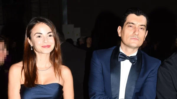 Ντυμένοι σαν δίδυμοι σε νέα βραδινή εμφάνιση Πανταζάρας και Τουμάση - Όλοι κοιτούσαν τη βέρα στο χέρι του Αργύρη