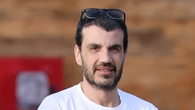Με φουντωτά κλαριά και χρυσά στολίδια: Το υπέρλαμπρο δέντρο του Παντελή Τουτουντζή και της οικογένειάς του