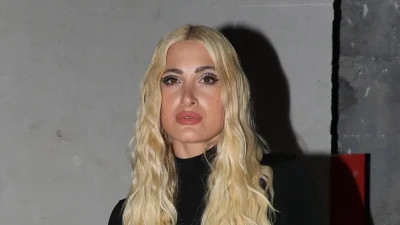 Με μαύρο γκλιτεράτο σετ: Τα "έσπασε" η Ιωάννα Τούνη στο μαγαζί που εμφανίζεται ο Κωνσταντίνος Αργυρός