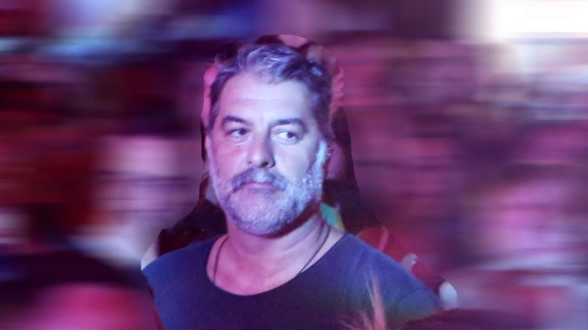Γονατιστός στο μνημείο του Αλέξη Γρηγορόπουλου ο Βασίλης Μπισμπίκης - Φωτογραφία
