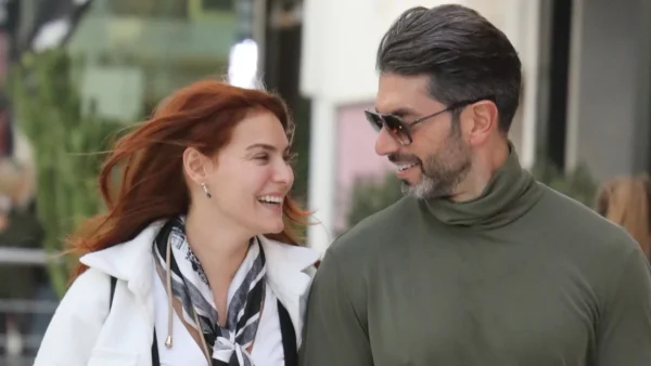 Χαμόγελα και χάδια στους δρόμους της Γλυφάδας - Πιασμένοι αγκαζέ Σπύρος Μαρτίκας και Βρισηίδα Ανδριώτου στη νέα τους βόλτα