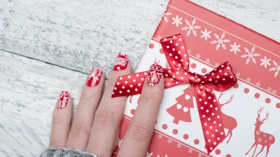 Xmas red nails: 6 ιδέες για γιορτινά μανικιούρ τα οποία προτείνουν και οι nail artists των σταρ!