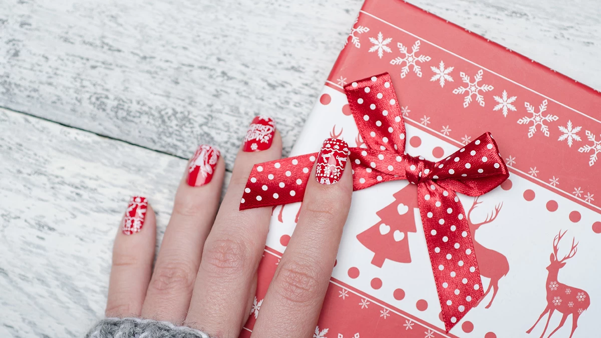 Xmas red nails: 6 ιδέες για γιορτινά μανικιούρ τα οποία προτείνουν και οι nail artists των σταρ!