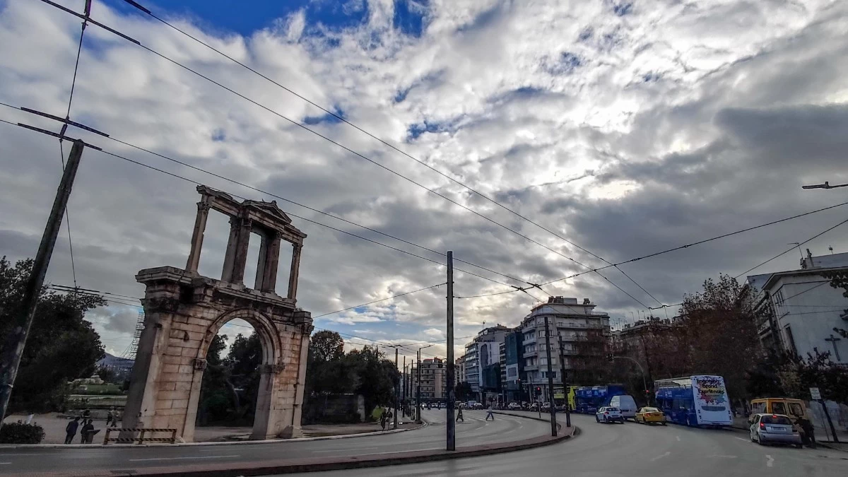 Καιρός 16/1: Άνοδος θερμοκρασίας με τοπικές βροχές, καταιγίδες και μεταφορά αφρικανικής σκόνης στα νότια