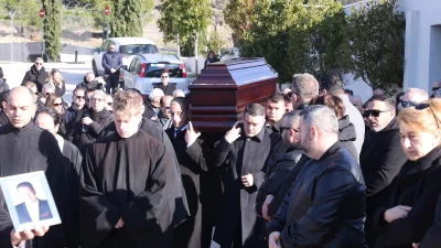 Κηδεία Χάρη Κωστόπουλου: Ανατριχιάζει η φωτογραφία - Πριν τον θάψουν ήχησαν μπουζούκια πάνω από το φέρετρο