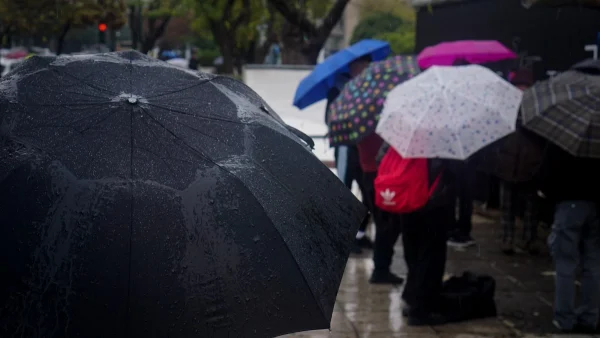 Καιρός 15/1: Τοπικές βροχές και σποραδικές καταιγίδες σήμερα - Που θα πέσουν χιόνια;