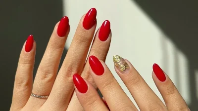 Cranberry nails: Το μανικιούρ στην απόχρωση του κόκκινου μούρου που θα απογειώσει το χρώμα στα νύχια σου!