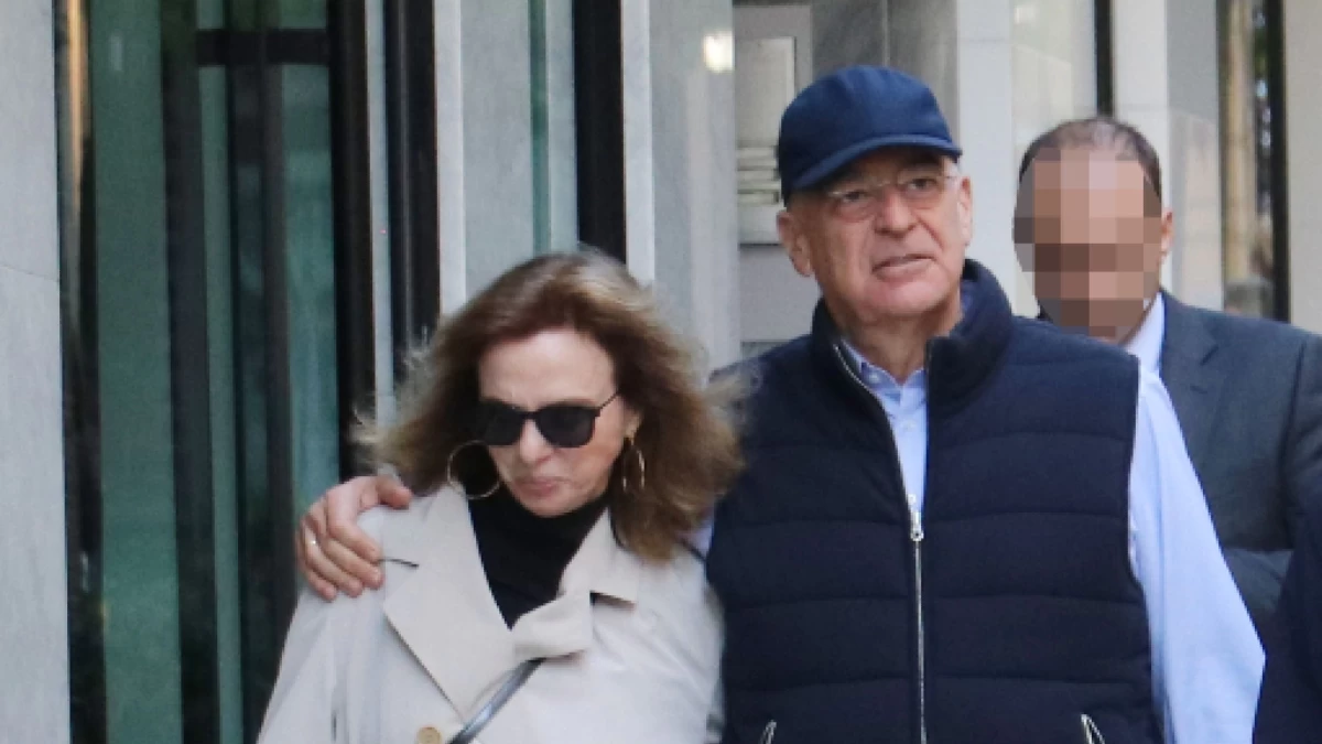 Νίκος Δένδιας: Αγκαλιά με την σύζυγό του, Δάφνη Λάλα, στο κέντρο της Αθήνας - Δίπλα τους περπατούσε ο μικρότερος και γοητευτικός τους γιος