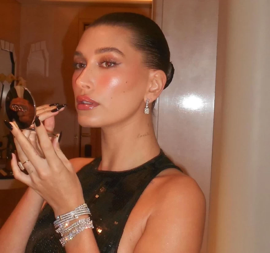 haileybieber_lipstick