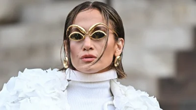 H Jennifer Lopez σχεδόν αγνώριστη με νέο hair-look κλέβει τις εντυπώσεις στο show του Οικου Schiaparelli!