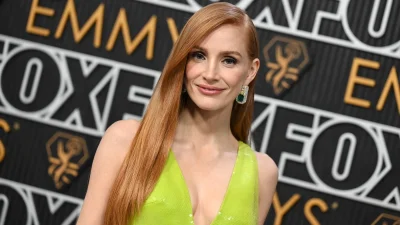 Liquid Hair: To hot sleek hair-trend της Jessica Chastain έκλεψε τις εντυπώσεις στα φετινά βραβεία Emmy!