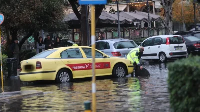 Καιρός: Άστατα τα φαινόμενα σήμερα (8/1) - Θυελλώδεις άνεμοι και χιονοπτώσεις