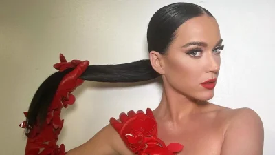 H Katy Perry με alien beauty look & chrome μανικιούρ έκπληξη κλέβει για μια ακόμη φορά την παράσταση!