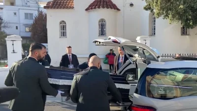 Γυναικοκτονία Θεσσαλονίκη: Τραγικές εικόνες στην κηδεία της 41χρονης Γεωργίας - Σε άσχημη ψυχολογική κατάσταση η 13χρονη κόρη της