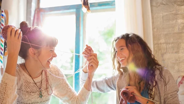 Knitting mania: Γιατί το πλέξιμο είναι η καλύτερη ενασχόληση του χειμώνα;