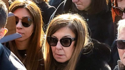 Βασίλης Καρράς: Σε κλειστό οικογενειακό κύκλο το μνημόσυνο 9 μέρες μετά τον θάνατό του - Η κίνηση ανθρωπιάς της συζύγου και της κόρης του την ημέρα της κηδείας του