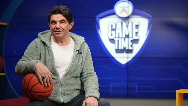 Ο Νίκος Κουρκούλης παίζει μπάσκετ στο ΟΠΑΠ Game Time