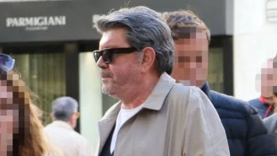 Γιάννης Λάτσιος: Η μοναχική βόλτα με καμπαρντίνα στο κέντρο της Αθήνας - Σκεπτικός με τα χέρια στις τσέπες