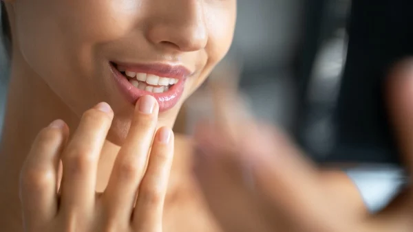 Lip blasting: Το απόλυτο beauty hack για τα ξηρά χείλη που είναι viral στα social media τώρα!
