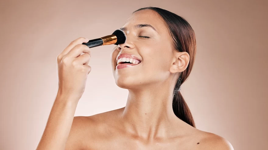 Makeup tutorial: Δες πως να απλώσεις σωστά τα προϊόντα μακιγιάζ βήμα-βήμα!