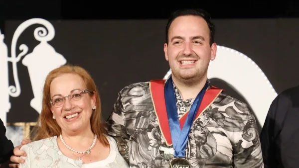 Μαυρίκιος Μαυρικίου: Πλάνταξε στο κλάμα η μητέρα του - Η στιγμή που της ανακοινώνει ότι θα γίνει γιαγιά (Βίντεο)