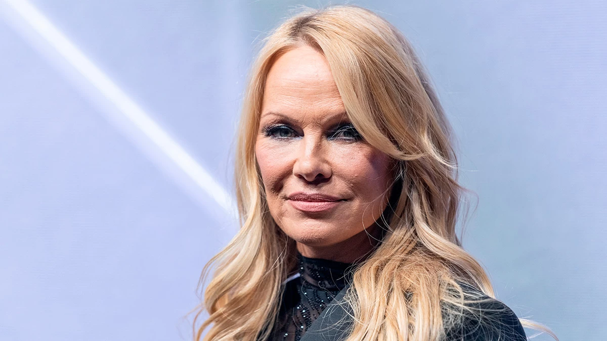 Pamela Anderson: Εγκατέλειψε το μακιγιάζ αλλά όχι και τη φροντίδα της επιδερμίδας της- Δες τη νέα της συνεργασία με skincare brand!
