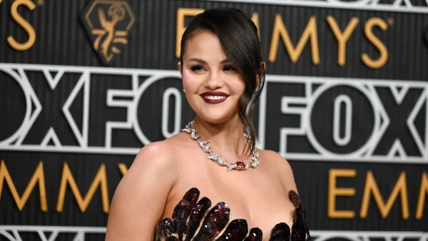 Βραβεία Emmy 2024: H Selena Gomez με κραγιόν έμπνευση πάνω στο κόκκινο χαλί!
