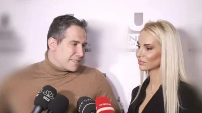 Τζούλια Κόλλια: «Ποιος θέλετε να πει; Τα πλαστικά ή ο πλαστικός;» - Η αμήχανη αντίδραση στις κάμερες με τη δήλωση του συζύγου της, Κωνσταντίνου Μακρυγιώργη