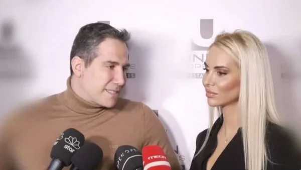 Τζούλια Κόλλια: «Ποιος θέλετε να πει; Τα πλαστικά ή ο πλαστικός;» - Η αμήχανη αντίδραση στις κάμερες με τη δήλωση του συζύγου της, Κωνσταντίνου Μακρυγιώργη