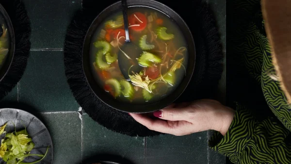Αυτή είναι η detox σούπα που θα σε κάνει να αισθανθείς καλύτερα & να απαλλαγείς από τα φουσκώματα!