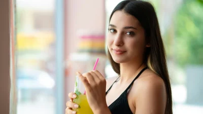Μπορούν τα καλαμάκια να προκαλέσουν ρυτίδες στο πρόσωπο; Τι λένε οι ειδικοί γι' αυτό;