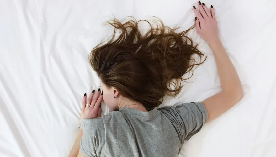 woman_sleep_bed