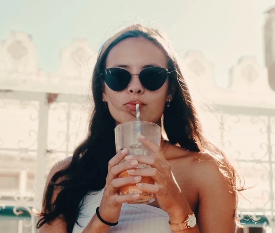 woman_straw