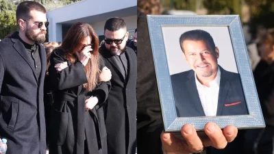 Χάρης Κωστόπουλος: Τα πρώτα πλάνα από την κηδεία του - Τραγικές φιγούρες η σύζυγός του και οι γιοι του