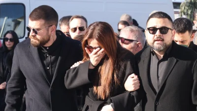 Κηδεία Χάρη Κωστόπουλου: Γιατί δεν έμαθε ποτέ πως πέθανε ο Βασίλης Καρράς - Η συγκινητική αποκάλυψη του γιου του, Χρήστου στον επικήδειο