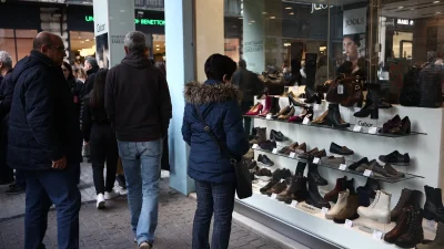 Xειμερινές εκπτώσεις: Πότε ξεκινούν και πόσο θα διαρκέσουν
