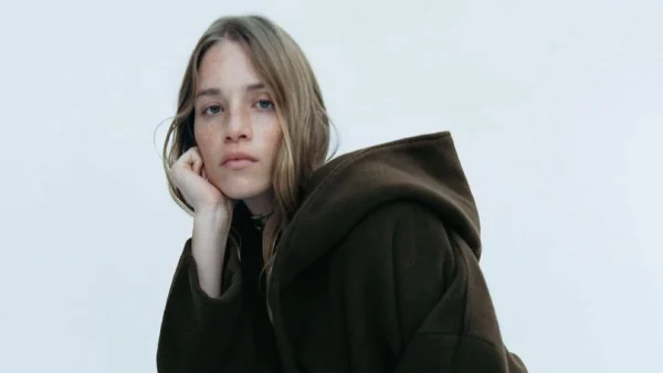 Zara: Γιατί όλα τα κορίτσια στο street style επενδύουν σε αυτό το φόρεμα;