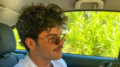 Άγγελος Λάτσιος: ''Φωτιά και λάβρα'' στη θάλασσα με πολύ γυμνασμένο κορμί - Η αντίδραση της Ελένης Μενεγάκη στη νέα φωτογραφία του γιου της