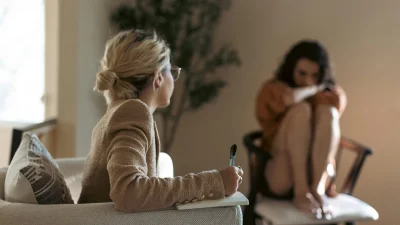 Υποφέρεις από αγοραφοβία; Δες γιατί συμβαίνει αυτό & πώς αντιμετωπίζεται!