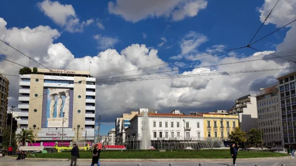 Καιρός 15/2: Βροχές, καταιγίδες πιθανώς ισχυρές σήμερα - Η θερμοκρασία θα σημειώσει πτώση