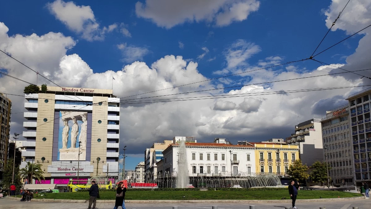 Καιρός 15/2: Βροχές, καταιγίδες πιθανώς ισχυρές σήμερα - Η θερμοκρασία θα σημειώσει πτώση