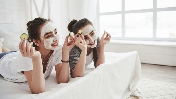 Το TikTok έχει τρελαθεί με αυτό το κόλπο με το αγγούρι που μειώνει τους ερεθισμούς στο πρόσωπο!