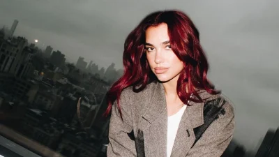 Oxblood red: To νέο it κόκκινο χρώμα στα μαλλιά που θα βλέπουμε παντού το 2024!